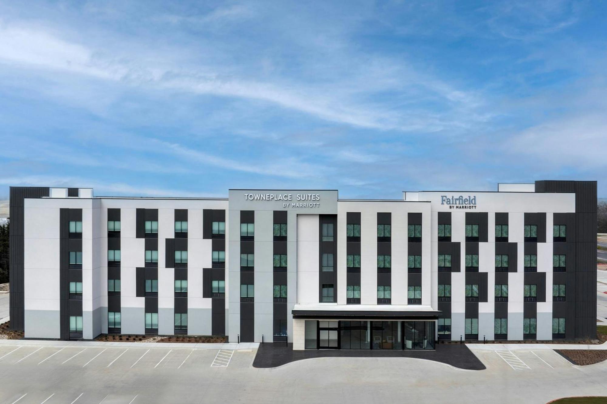 Fairfield By Marriott & Hotel